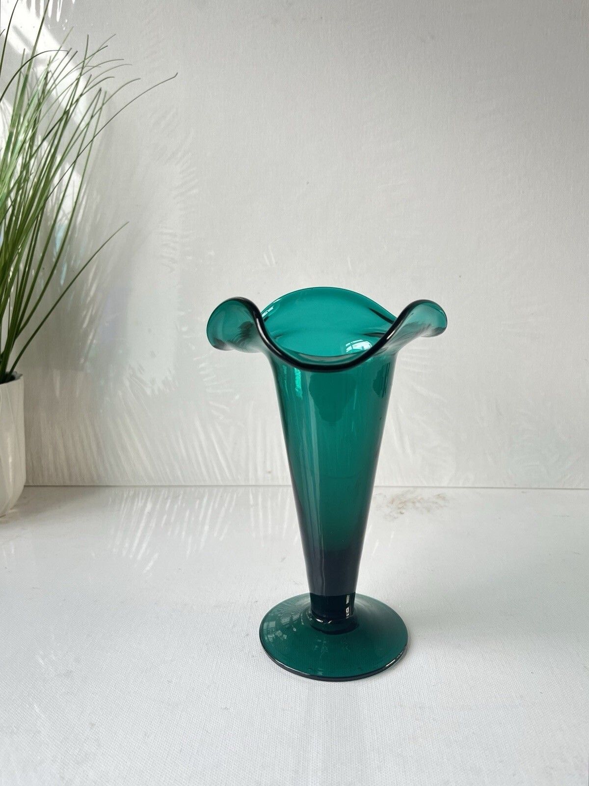 photo furniture Gorgeous Antique 19th Century C1860 Bristol Green Glass Ruffled Rim Edge Vase
