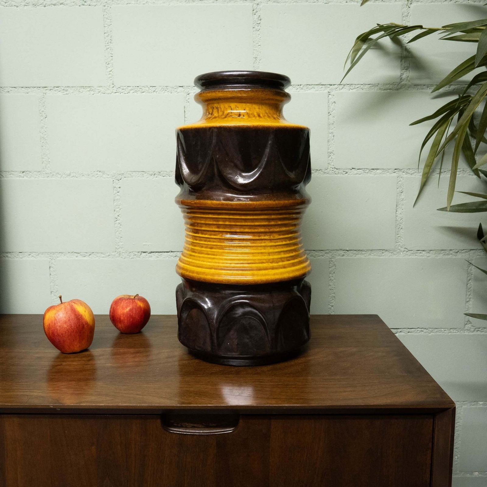 Floor Vase Ethnic Decor In Light And Dark Brown   Carstens Tönnieshof 7911 40    1960s photo furniture
