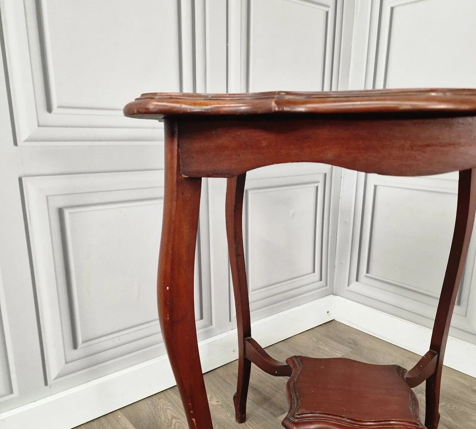 photo vintage Antique Side End Table Wooden Edwardian Window  Scalloped Top 2 Tier Mahogany