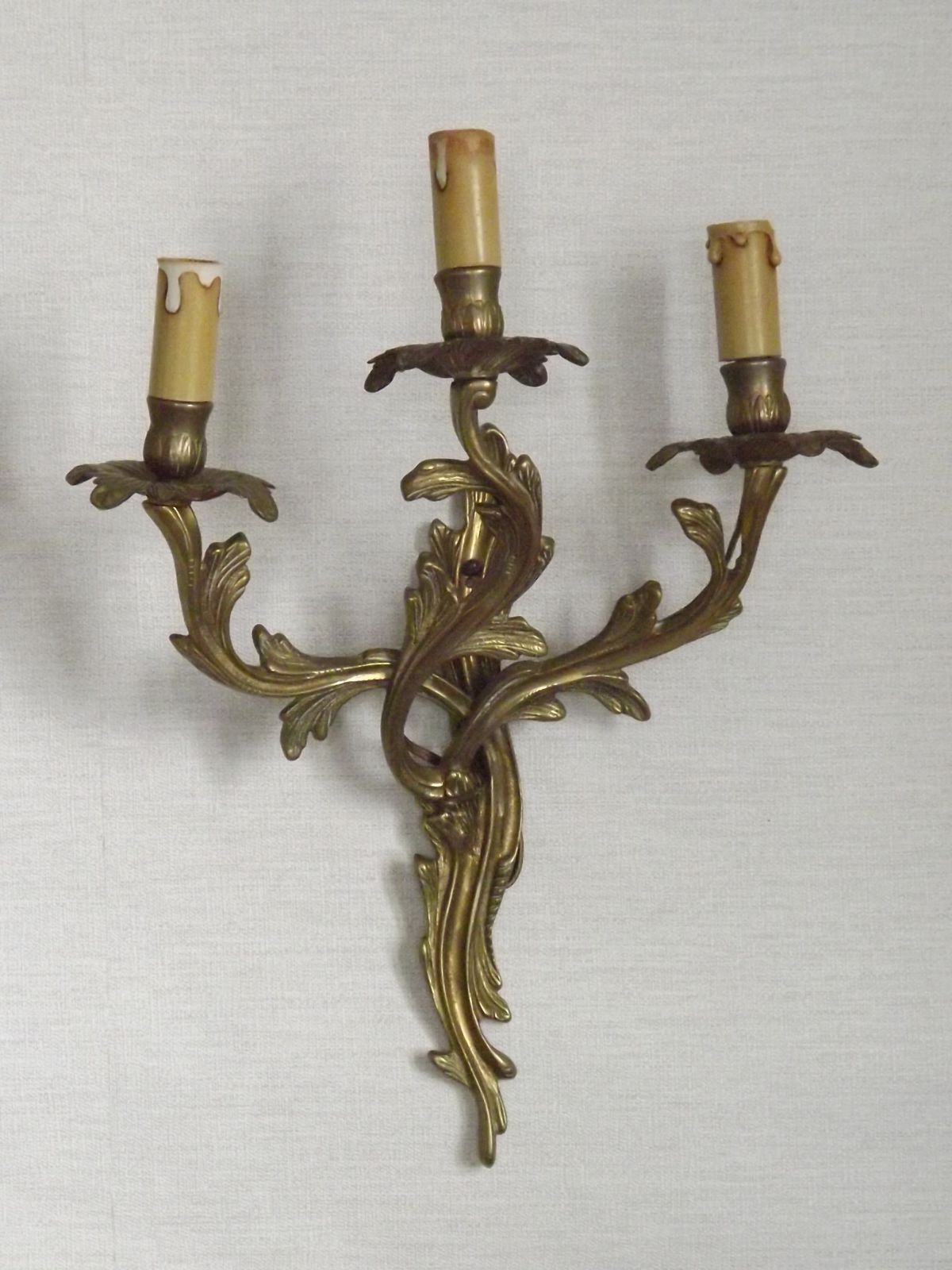 Paire d'appliques murales d'époque françaises à trois bras en bronze, décor d'acanthe photo 495.0