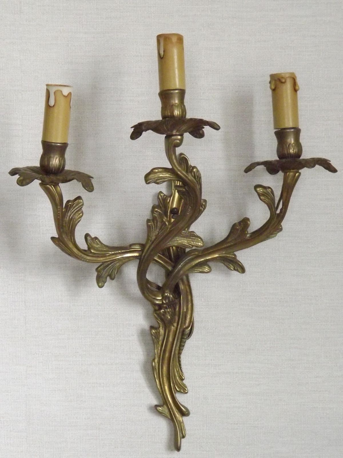 Paire d'appliques murales d'époque françaises à trois bras en bronze, décor d'acanthe photo vinterior