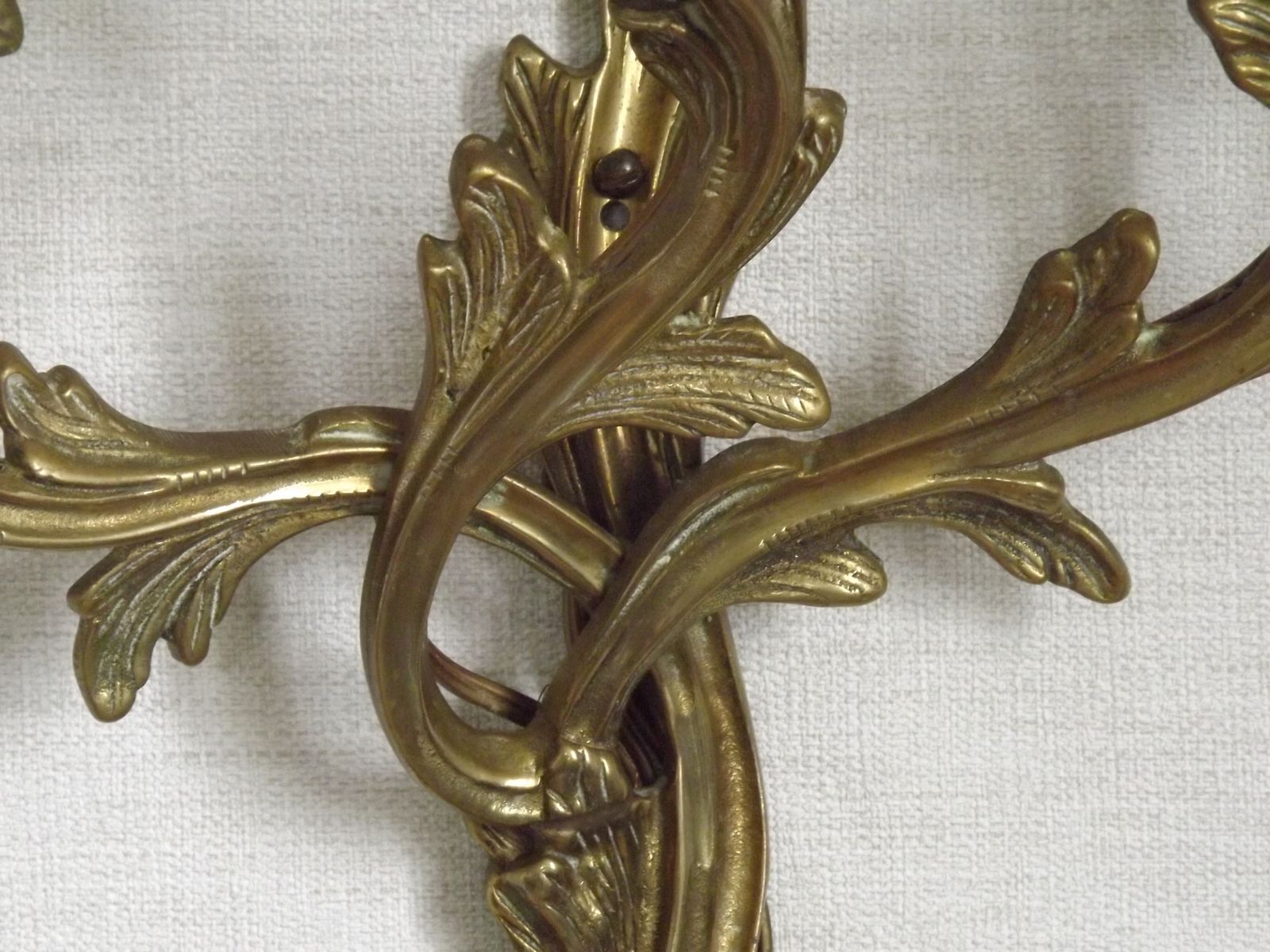 photo vinterior Paire d'appliques murales d'époque françaises à trois bras en bronze, décor d'acanthe
