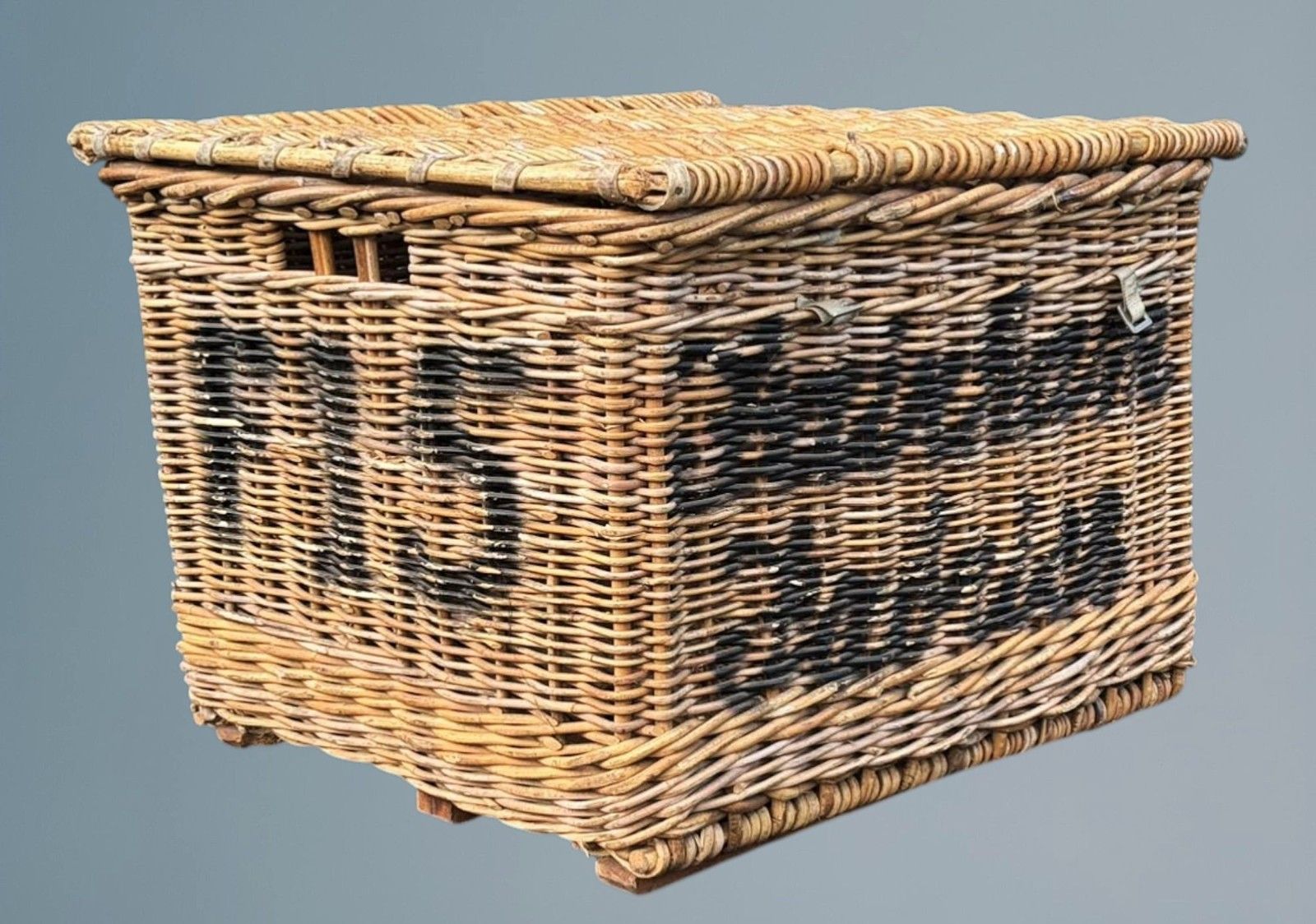 photo vinterior Large Antique Wicker Basket /Log Basket