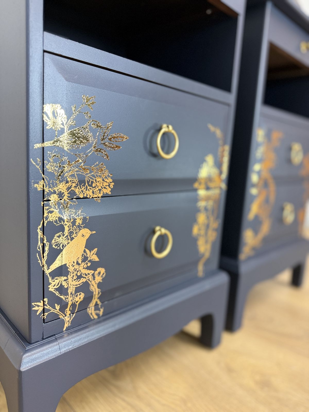 Rare Refinished Stag Minstrel Tea Tray Bedside Tables In Navy Blue With Gold Floral Bird Design, Nightstands, Vintage photo 675.0