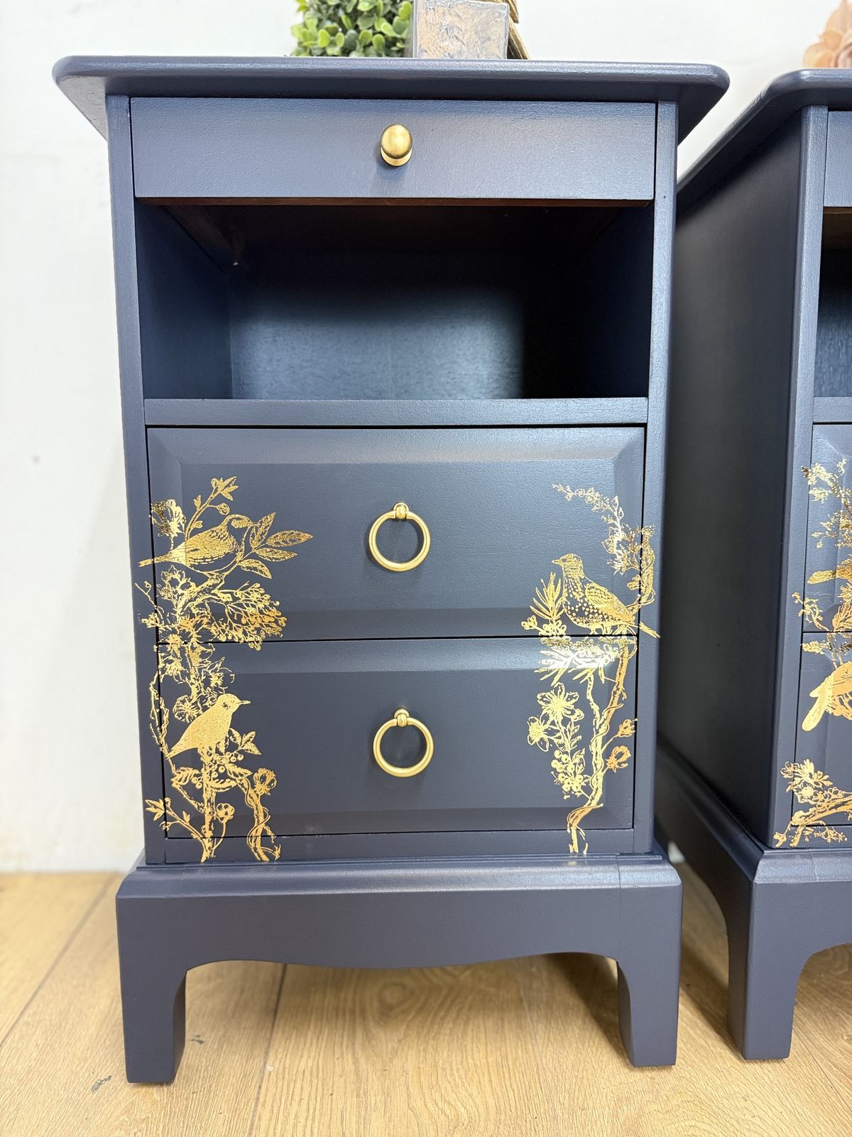 Furniture Rare Refinished Stag Minstrel Tea Tray Bedside Tables In Navy Blue With Gold Floral Bird Design, Nightstands, Vintage photo