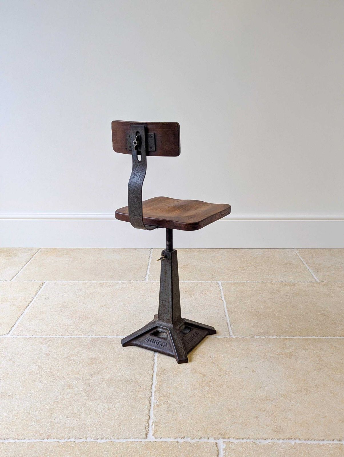photo vintage Early 20th Century Singer Cast Iron & Elm Industrial Chair C.1930