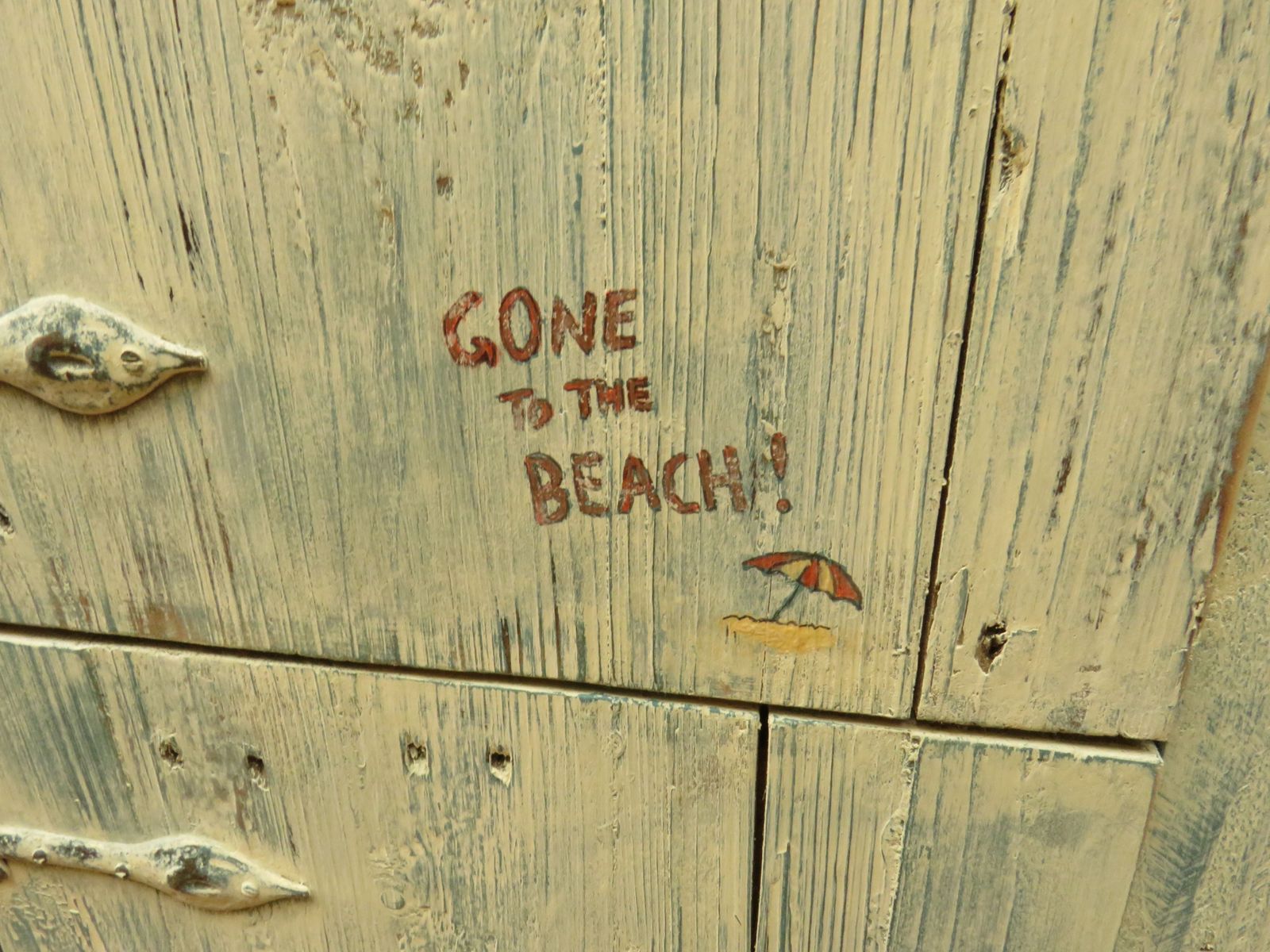 photo vintage Beach Hut Style Cupboard