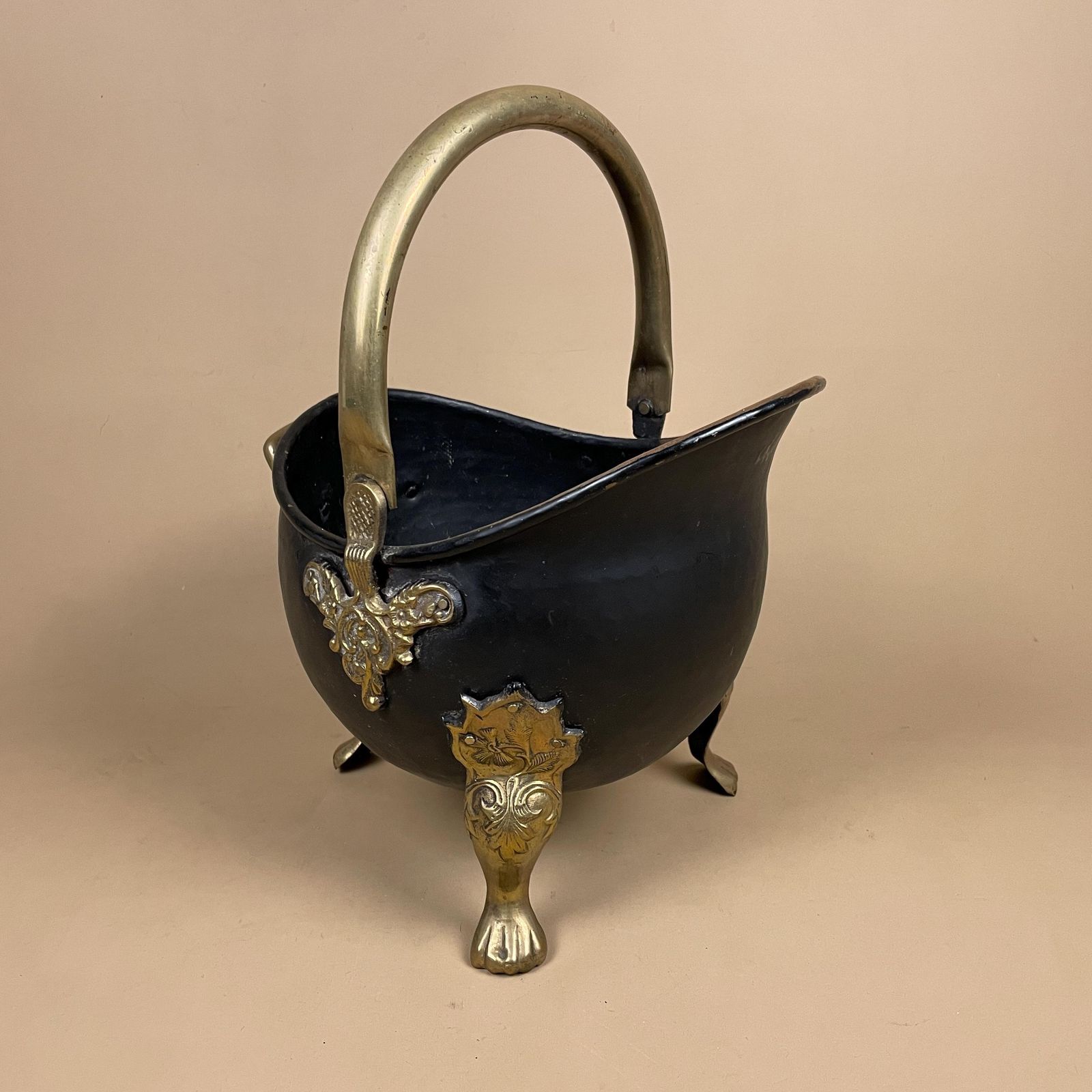 Antique Metal Gold Brass Black Coal Bucket Handle Fireside Fire Side Scuttle Log Helmet Farmhouse Cottage Vintage Fireplace 3 Ornate Feet photo vinterior