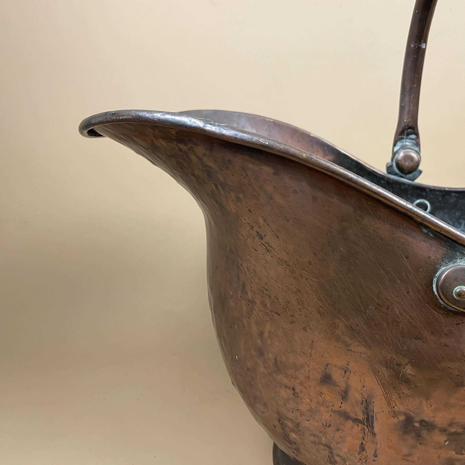 Antique Metal Copper Coal Bucket Handle Fireside Fire Side Scuttle Helmet Farmhouse Cottage Vintage Fireplace Logs Brush Tool Art Nouveau photo vinterior