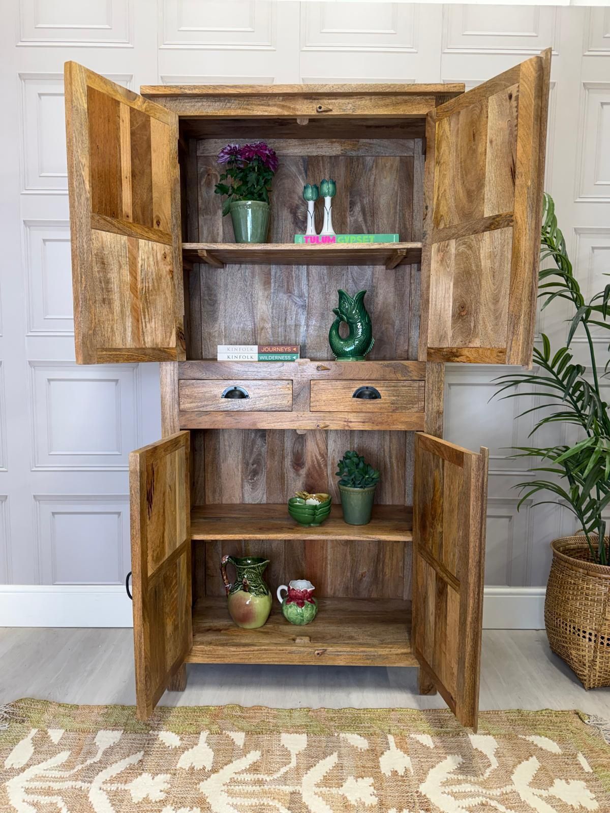 Mangohout vierdeurs armoire, witgekalkte gesneden panelen en natuurlijk gepolijst frame photo furniture