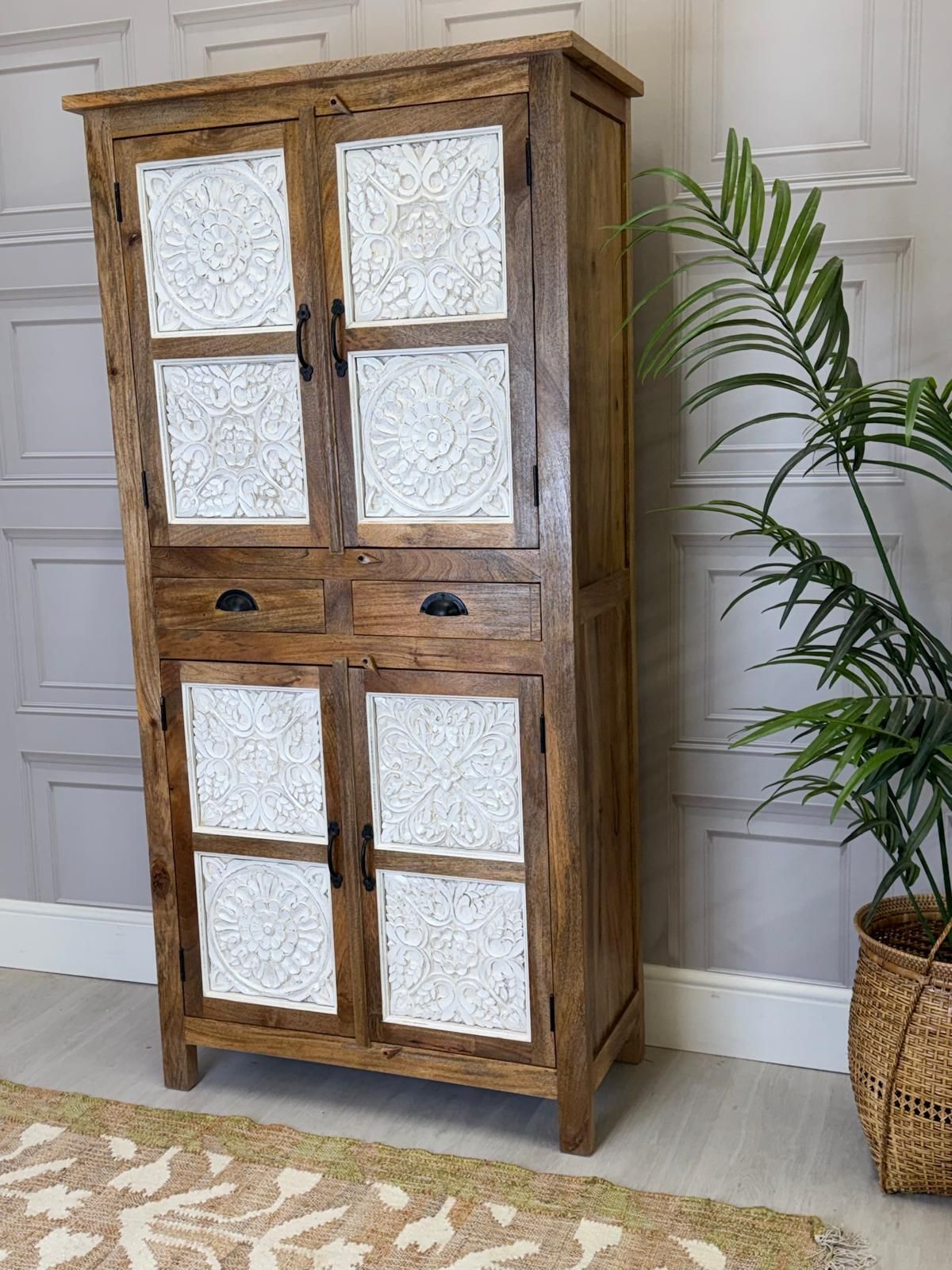 Mangohout vierdeurs armoire, witgekalkte gesneden panelen en natuurlijk gepolijst frame photo 925.0