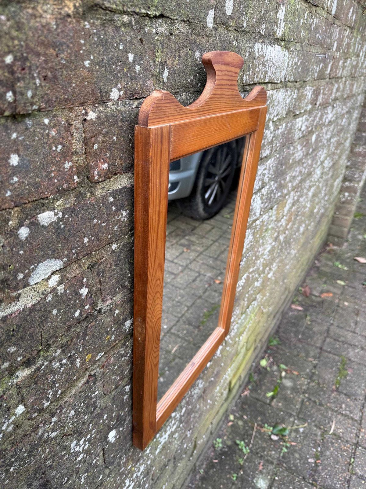 photo vinterior Vintage 1980s Rustic Pine Wall Mirror With Decorative Pediment