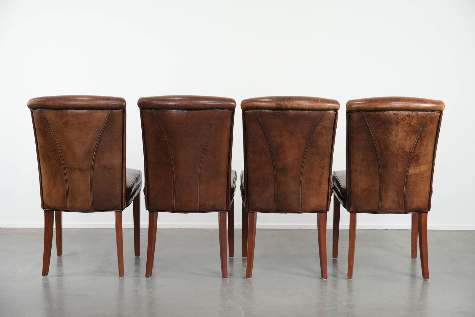 Set Van 4 Schapenleren Eetkamerstoelen Met Karakter En Warme Kleuren photo Meubels