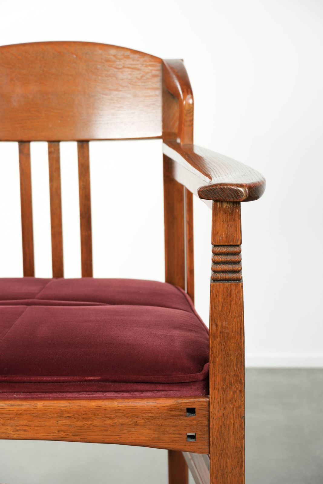 photo furniture Art Nouveau / Jugendstil Design Schuitema Eetkamerstoel / Bijzetstoel Met Luxueuze Rode Bekleding