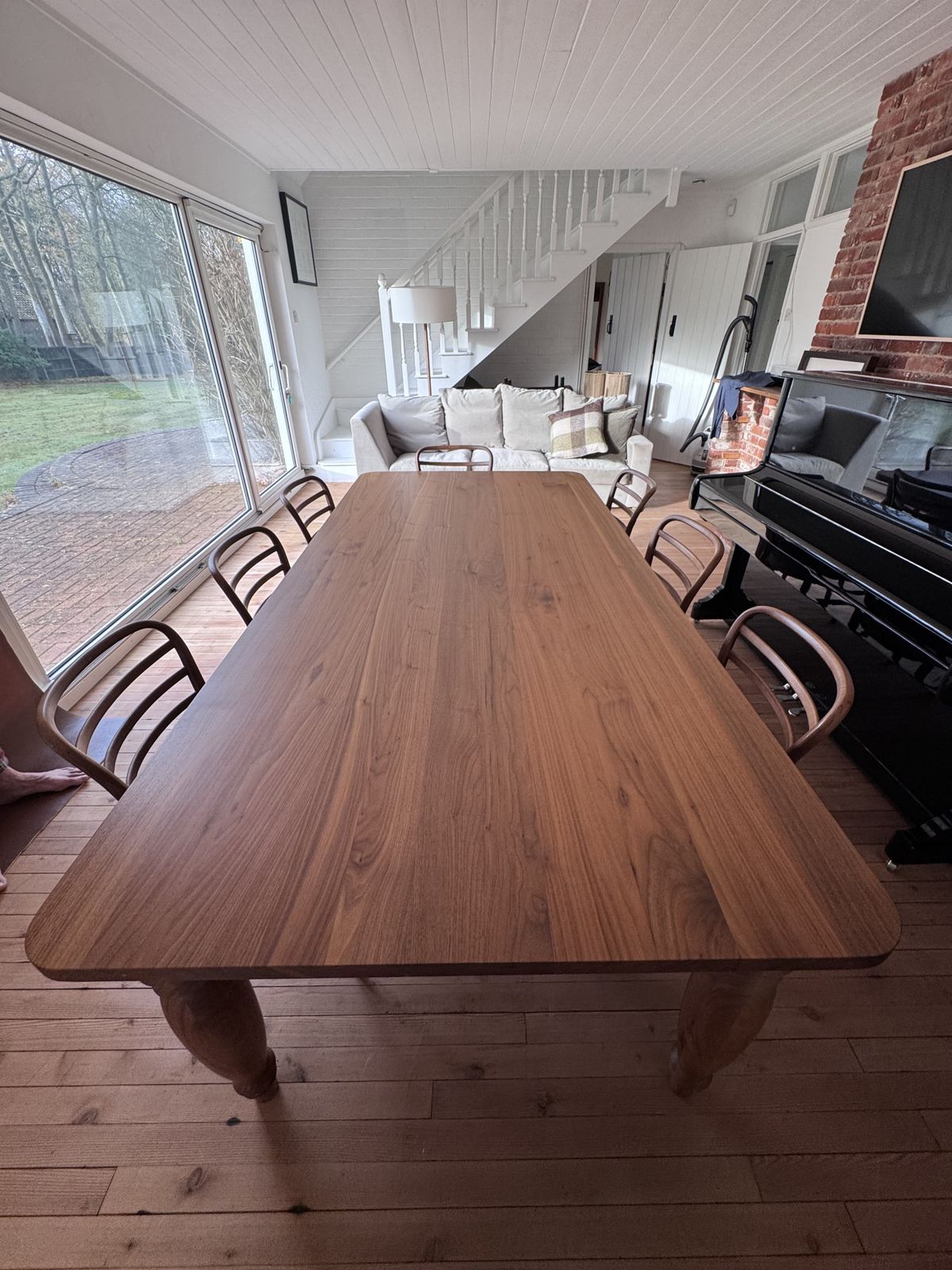 photo vintage Benchmark Mrs B Dining Table In Walnut Designed By Russel Pinch With 8 Leather Upholstered Vienna Dining Chairs