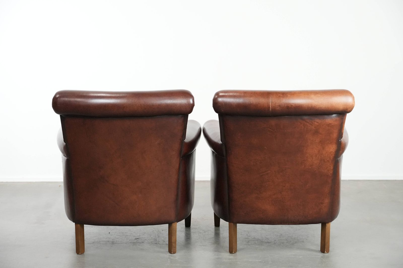 Set Of 2 Luxury Sheep Leather Armchairs / Armchairs With A Timeless Look And Beautiful Dark Colors photo for sale