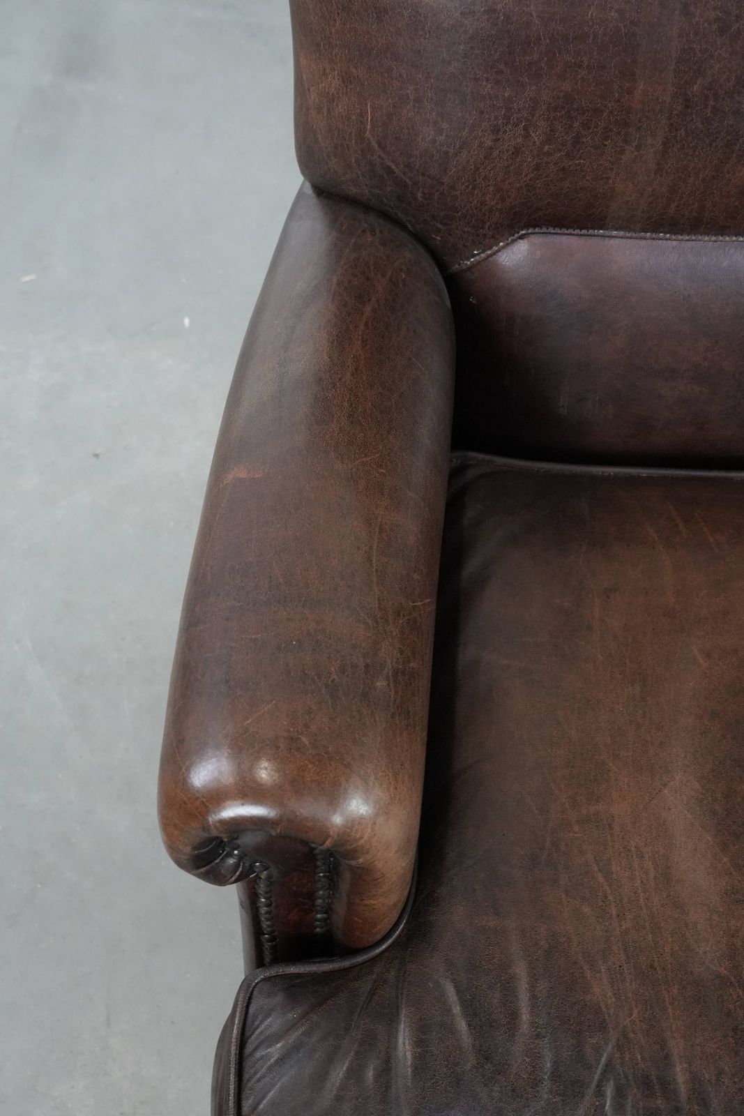 Set Van Twee Karaktervolle Schapenleren Fauteuils Met Een Mooie Diepe Kleur photo buy