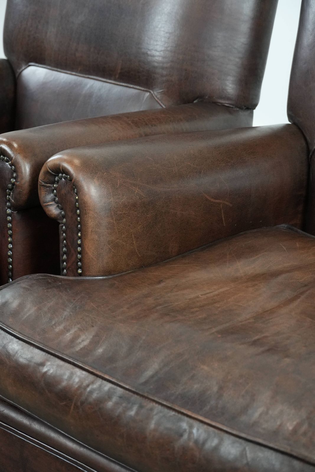 1883.0 Set Van Twee Karaktervolle Schapenleren Fauteuils Met Een Mooie Diepe Kleur photo