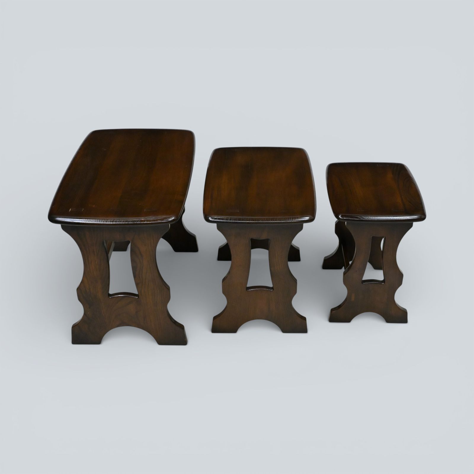 photo vintage Ercol Nest Of 3 Tables Chantry Dark Finish 1970s Free Uk Delivery