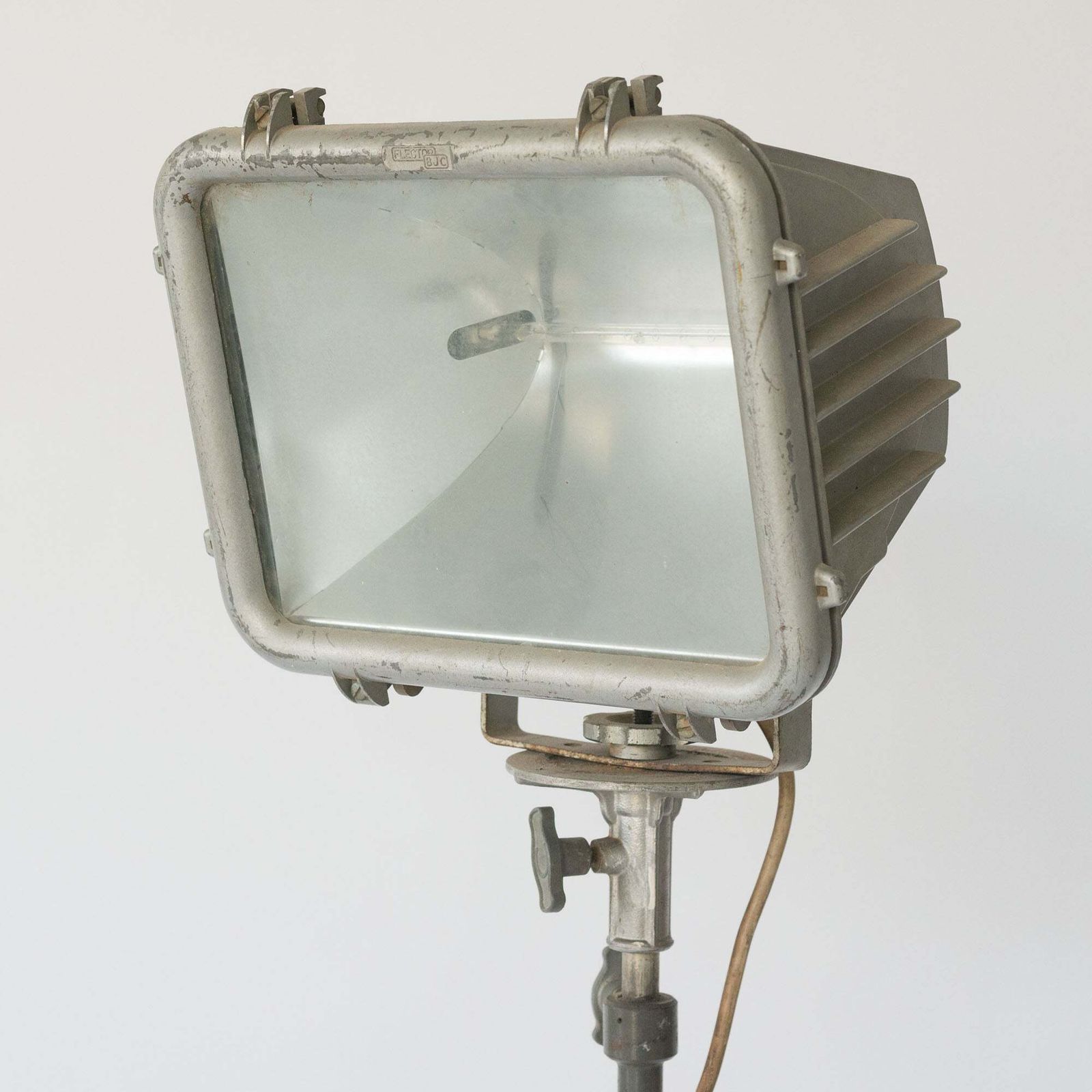 Industriële Driepoot Vloerlamp, Ca. Jaren 1950 photo furniture