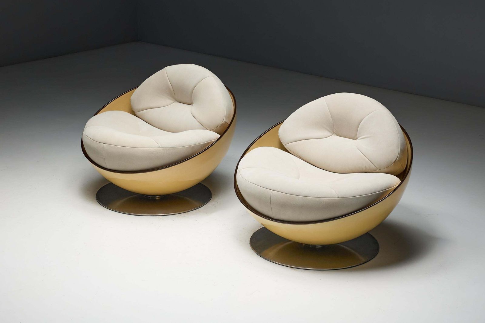 photo for sale Esfera Lounge Chairs By Ricardo Fasanello, Brazil, Late 1960s