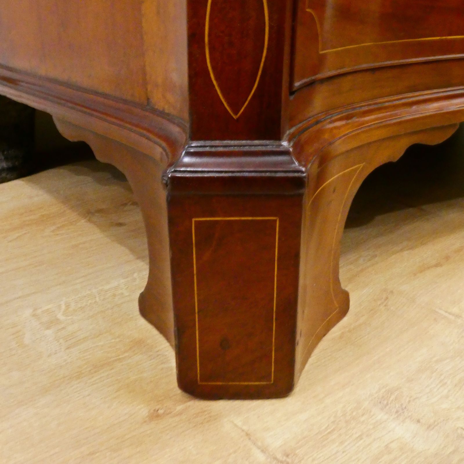 photo furniture Georgian Mahogany Serpentine Fronted Chest Of Drawers Attributed To Gillows