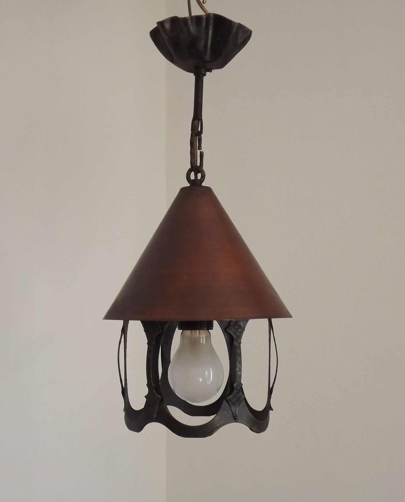 Lanterne suspendue mid-century française en fer forgé et cuivre photo vinterior