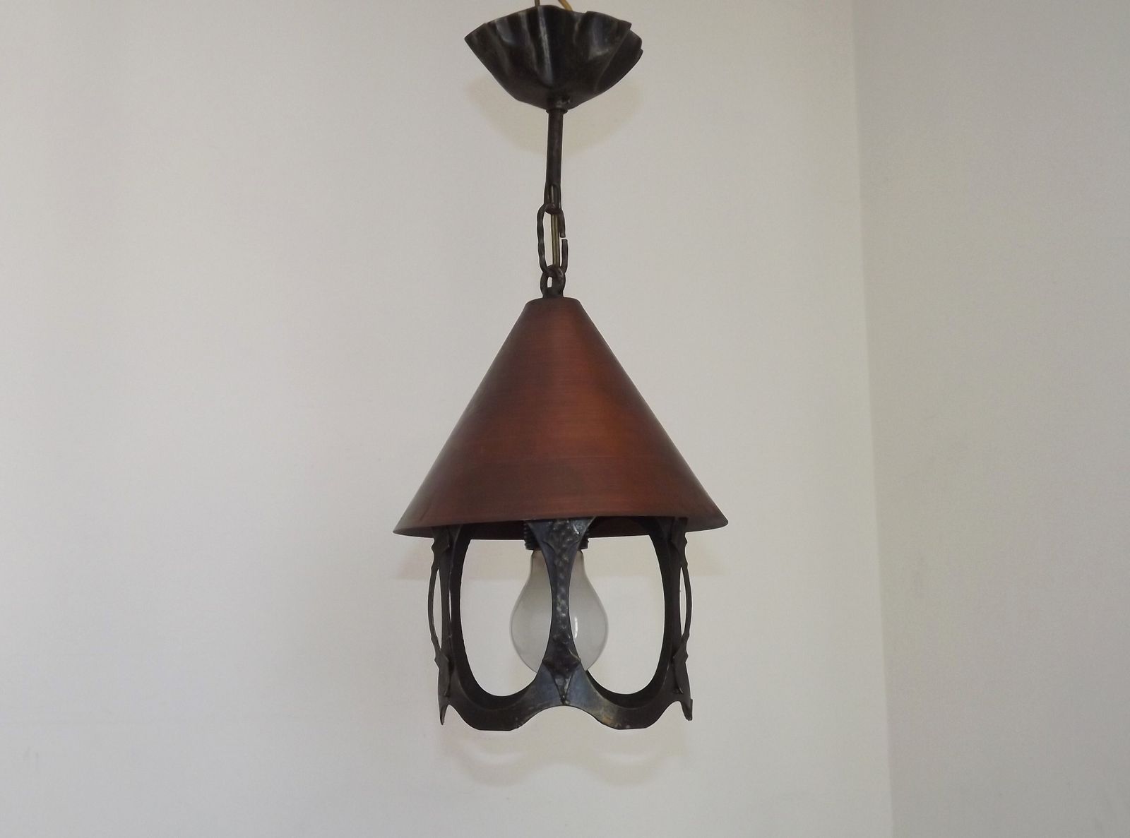 95.0 Lanterne suspendue mid-century française en fer forgé et cuivre photo