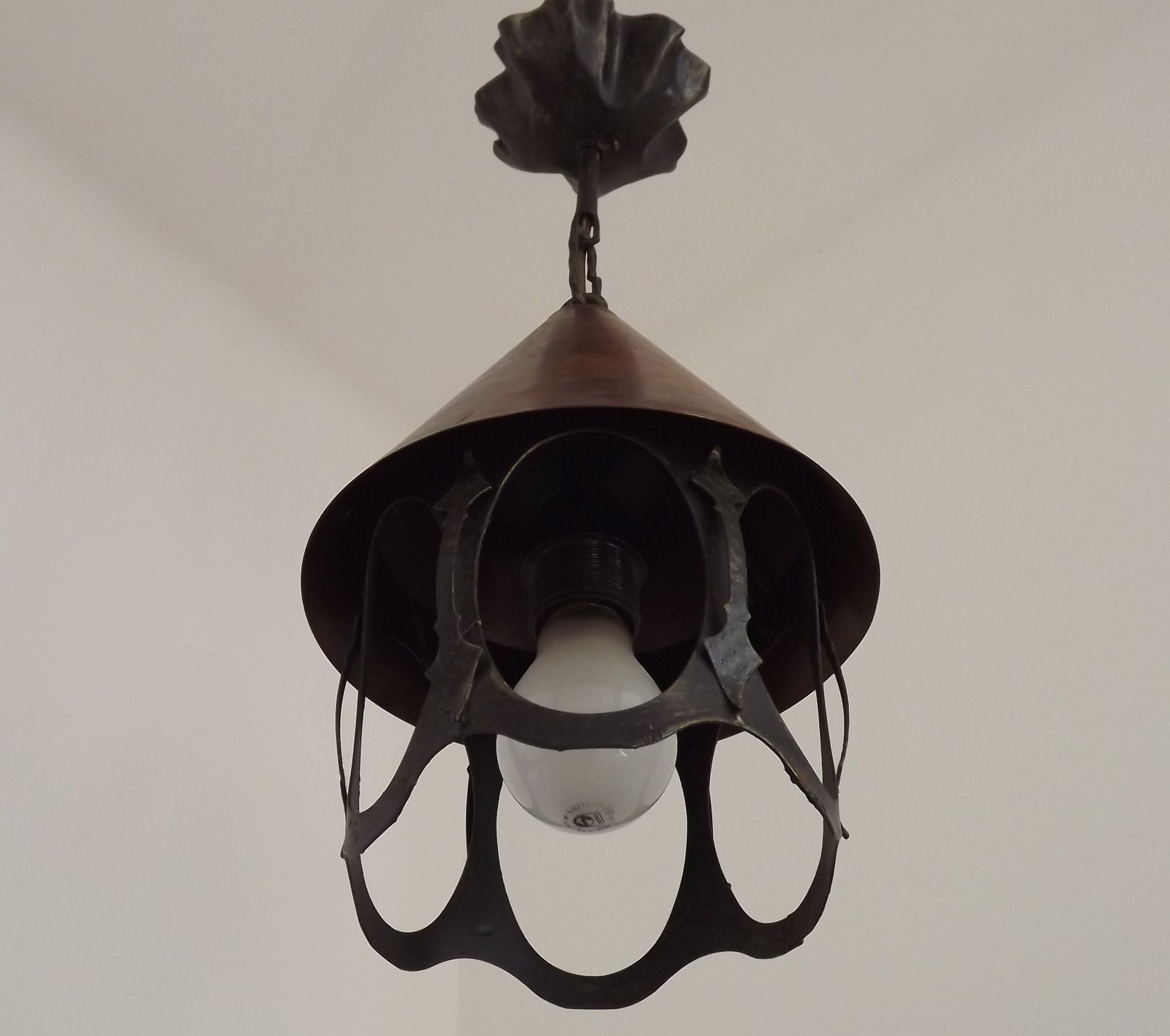 Lanterne suspendue mid-century française en fer forgé et cuivre photo for sale