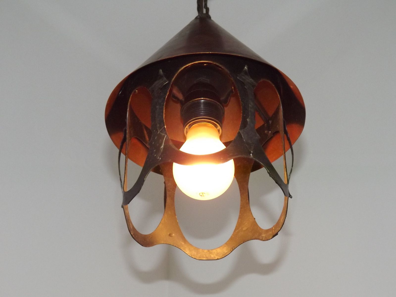 Lanterne suspendue mid-century française en fer forgé et cuivre photo 95.0