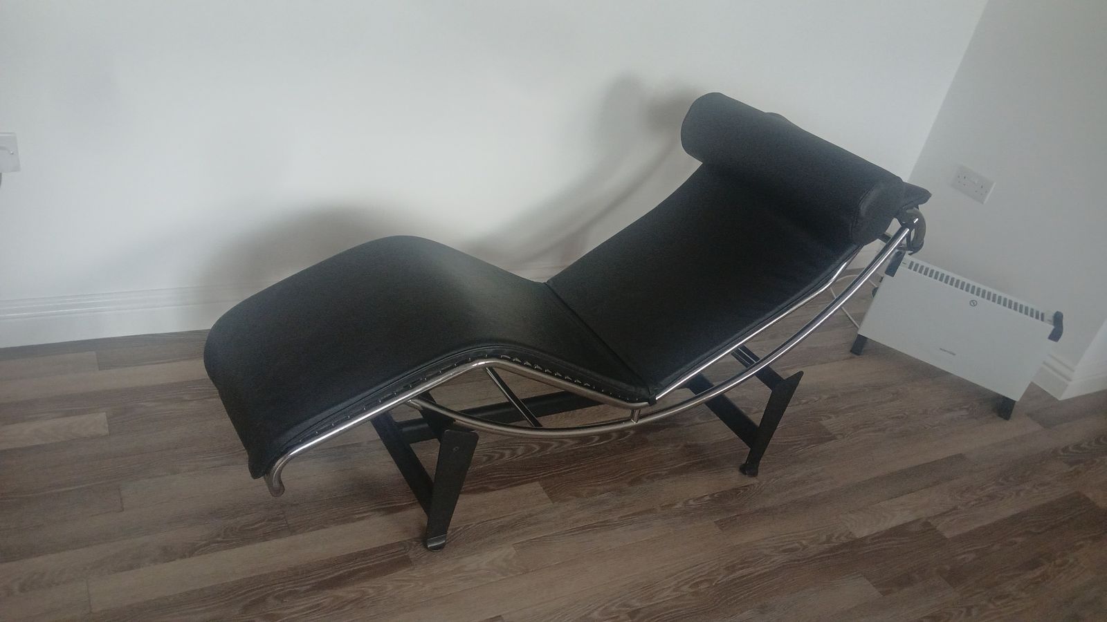 Classic  Le Corbusier  Chaise Longue  In Black  Leather photo 1250.0