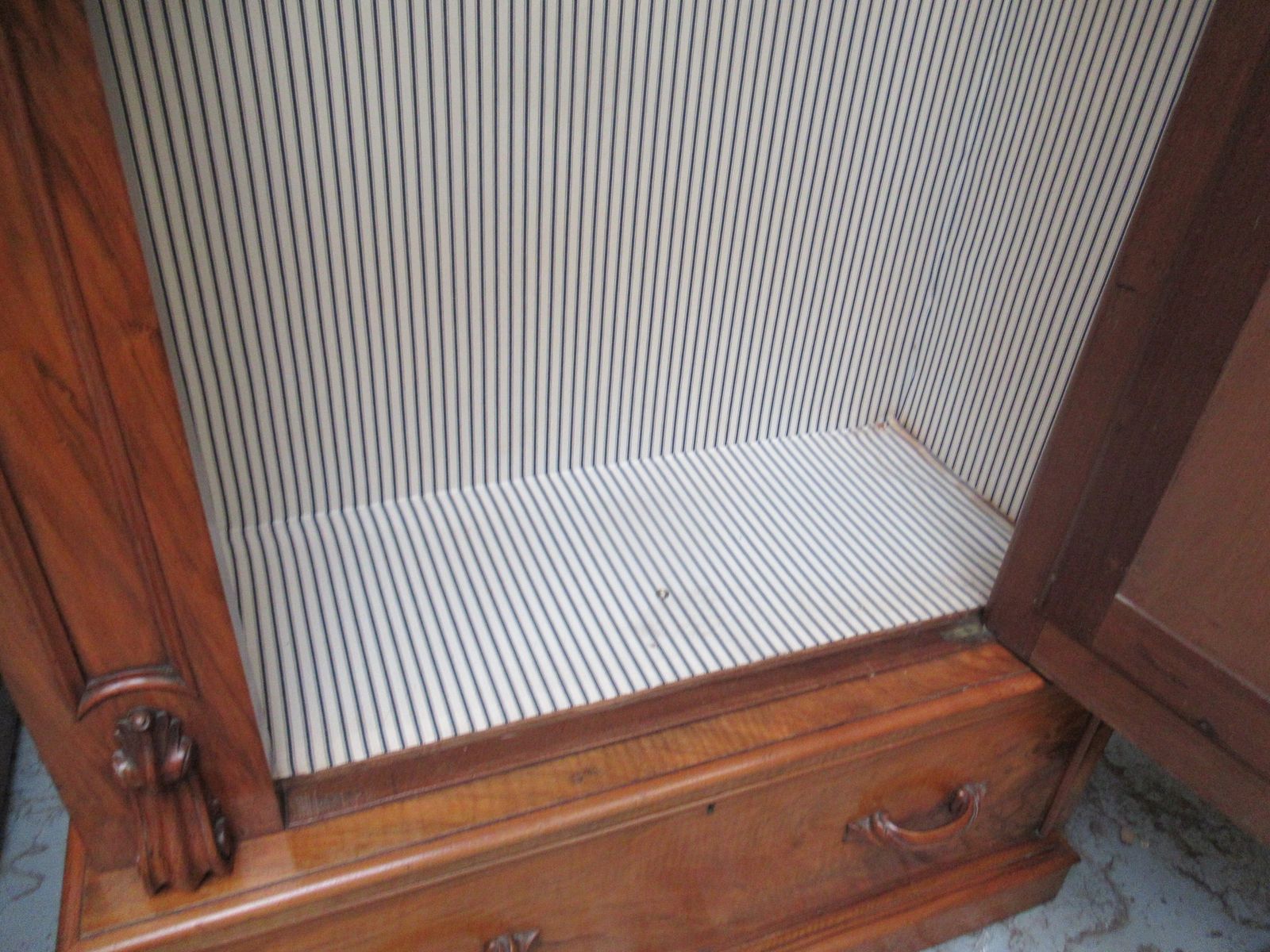 photo vinterior A Victorian     Walnut   Wardrobe   1870s