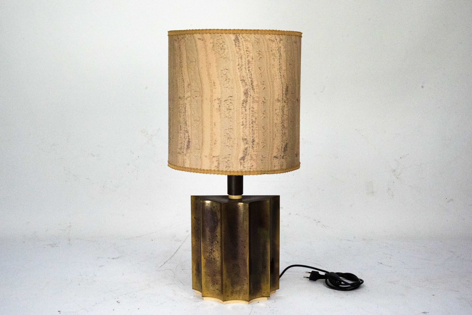 photo furniture Vintage Brass Table Lamp With Fabric Shade – Original Patina. Italy 1970s