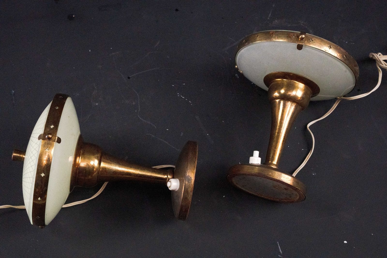 Rare Pair Of Bedside Lamps In Curved Glass Attributed To Pietro Chiesa. Italy 1950s photo vinterior