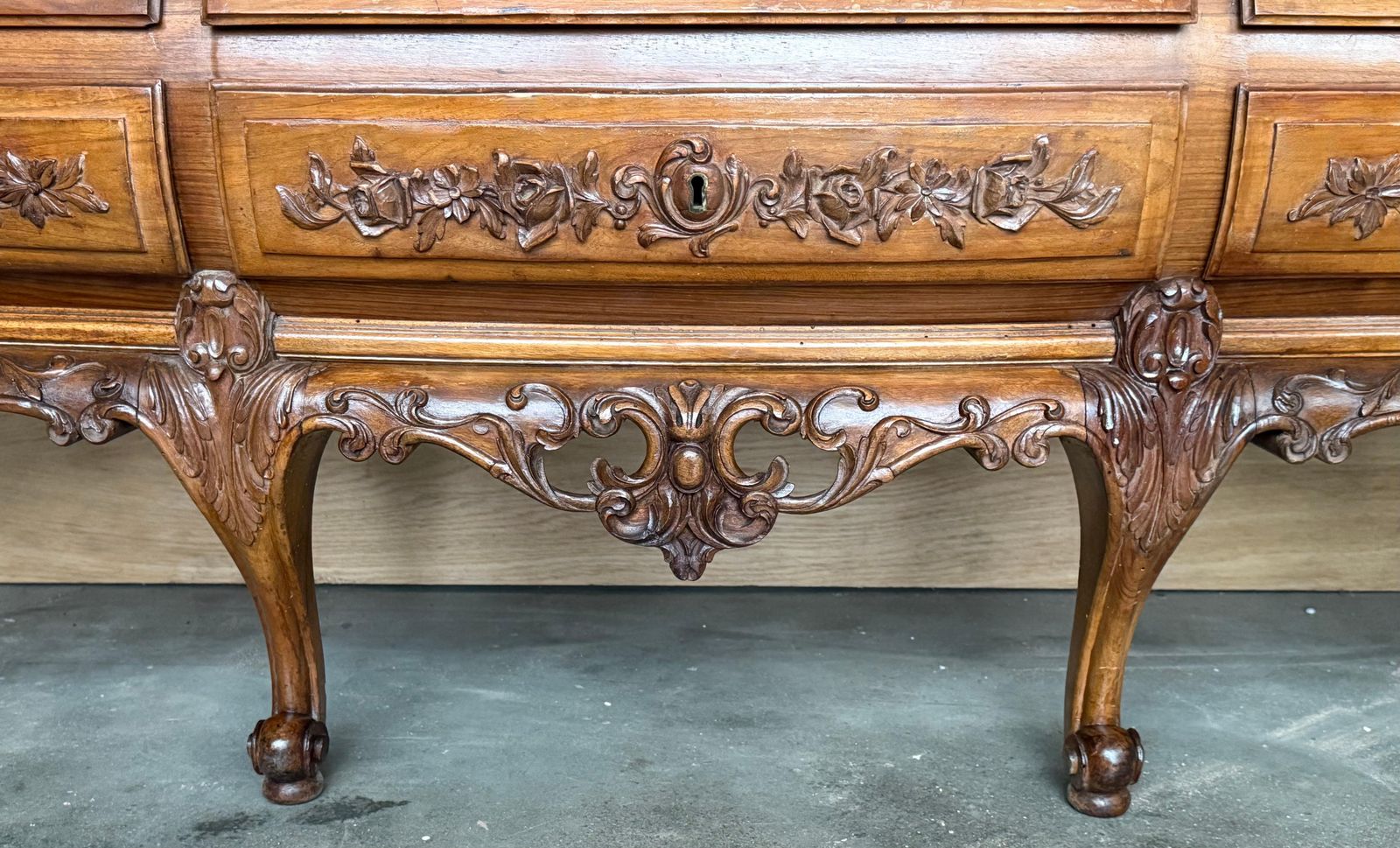 Commode Louis XV en noyer sculpté de style provincial français, XXe siècle photo vintage