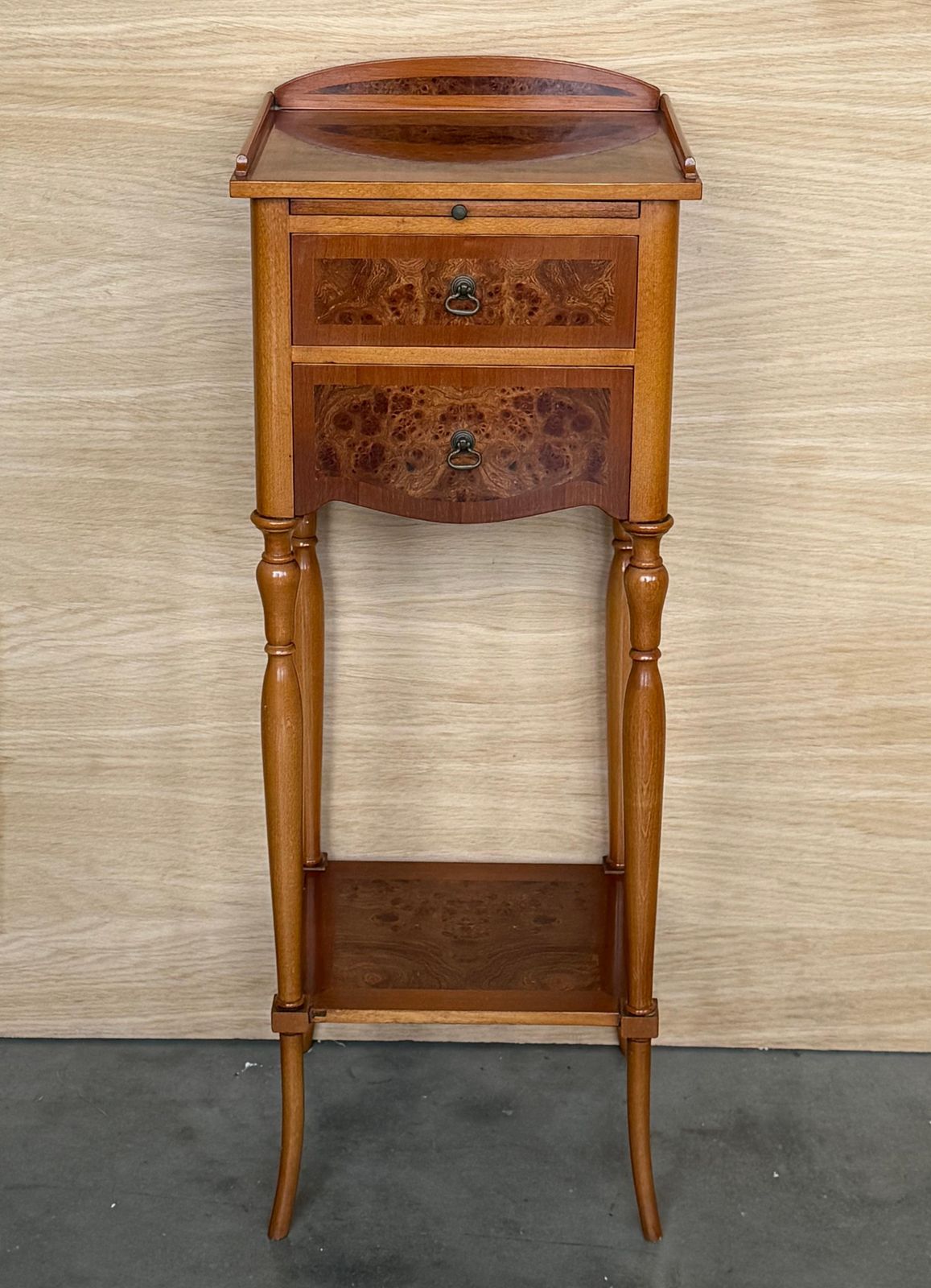 Table de chevet italienne d'époque en bois avec plateau coulissant dissimulé, début du XXe siècle photo for sale