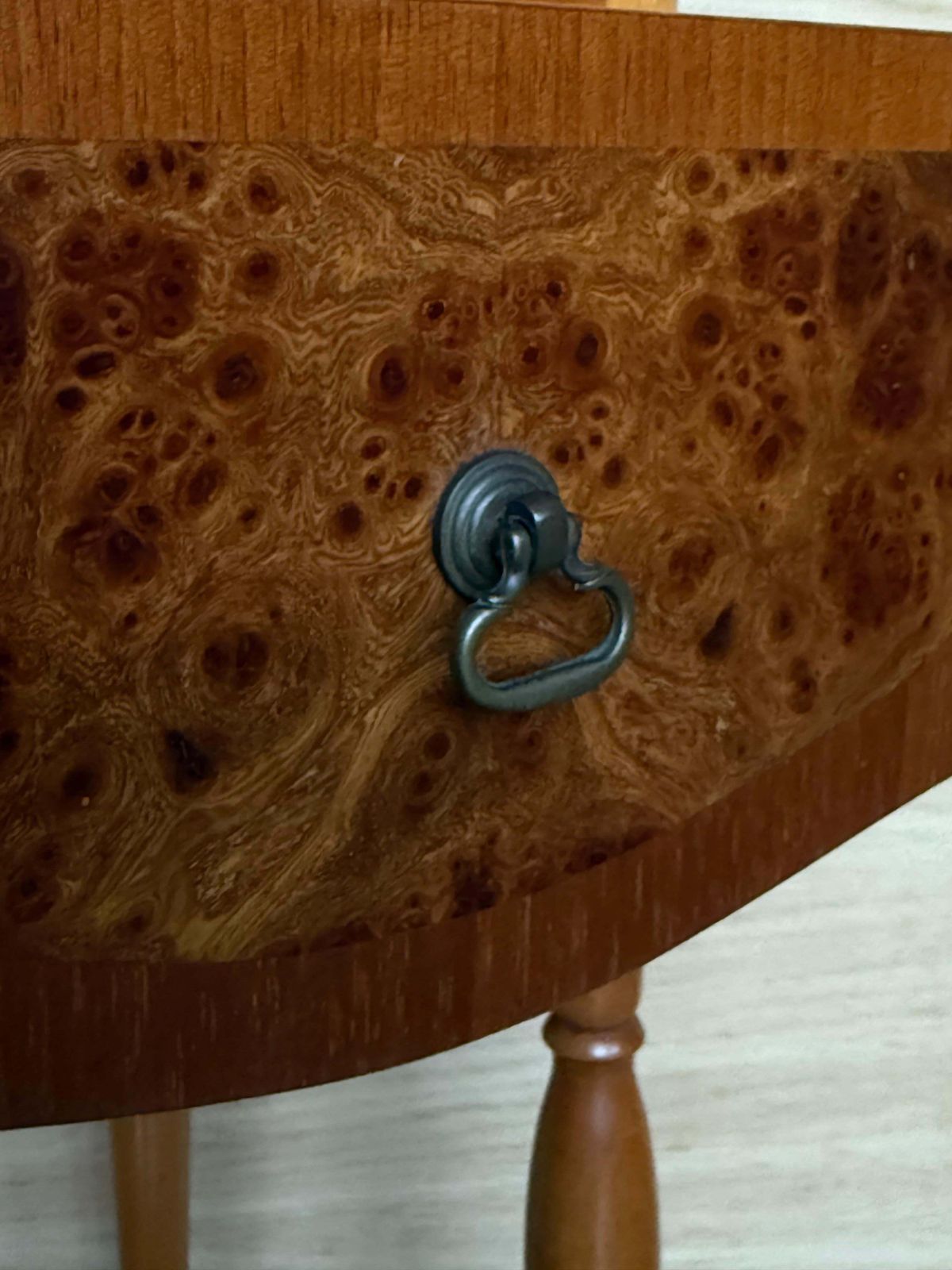 1088.0 Table de chevet italienne d'époque en bois avec plateau coulissant dissimulé, début du XXe siècle photo