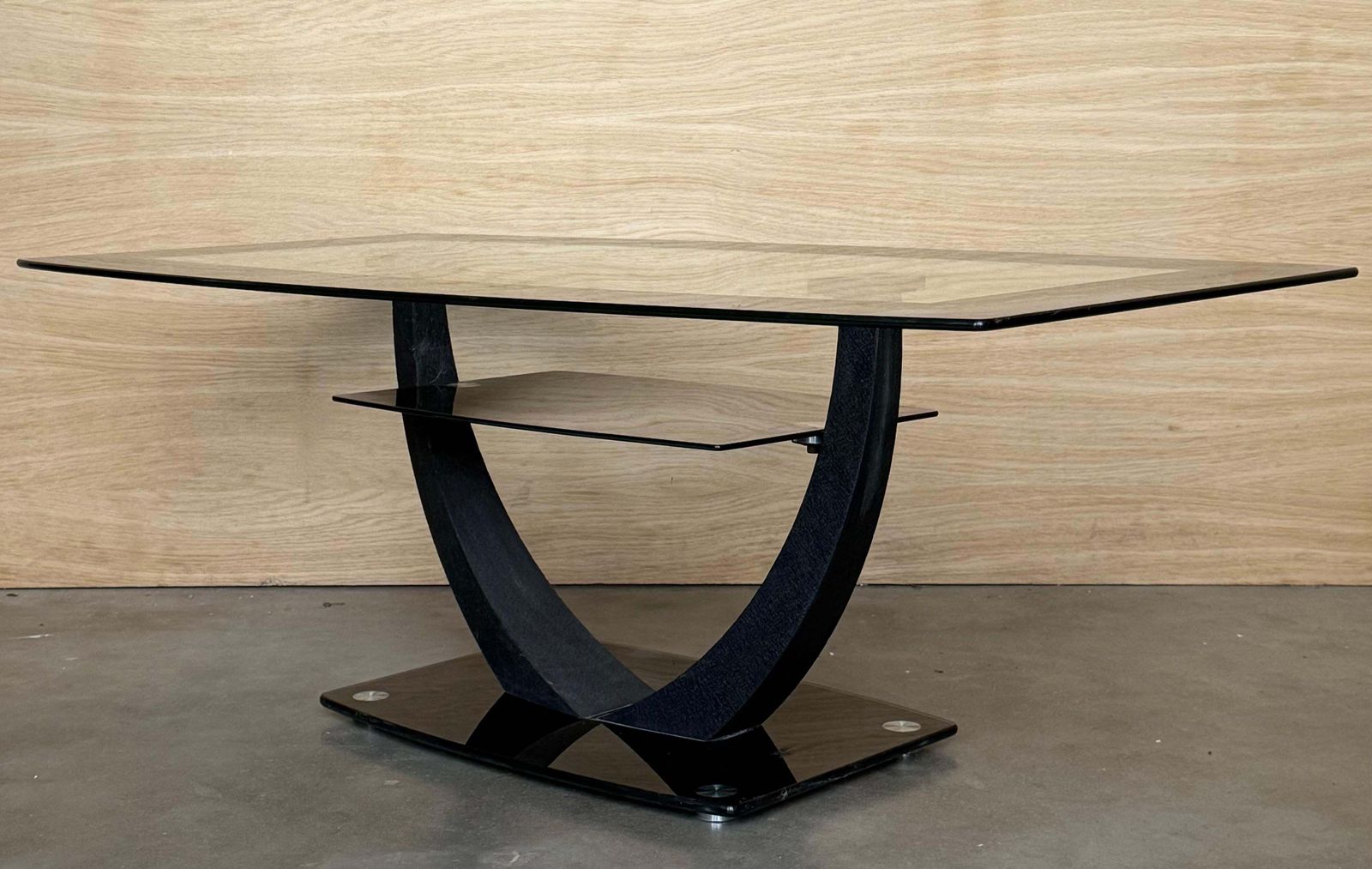Table basse rectangulaire à deux niveaux, plateau en verre noir et pied central en métal photo 1991.0