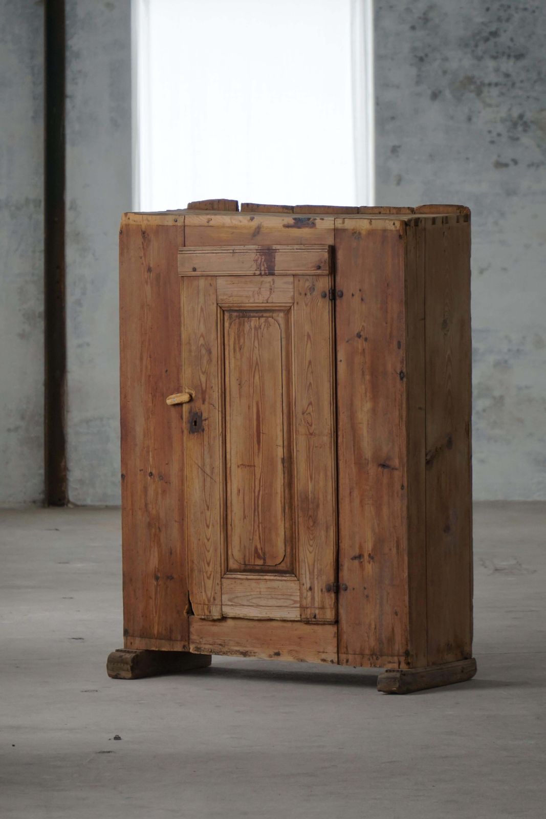 Antique Swedish Primitive Patinated Folk Art Cabinet In Pine, Early 18th Century photo vinterior
