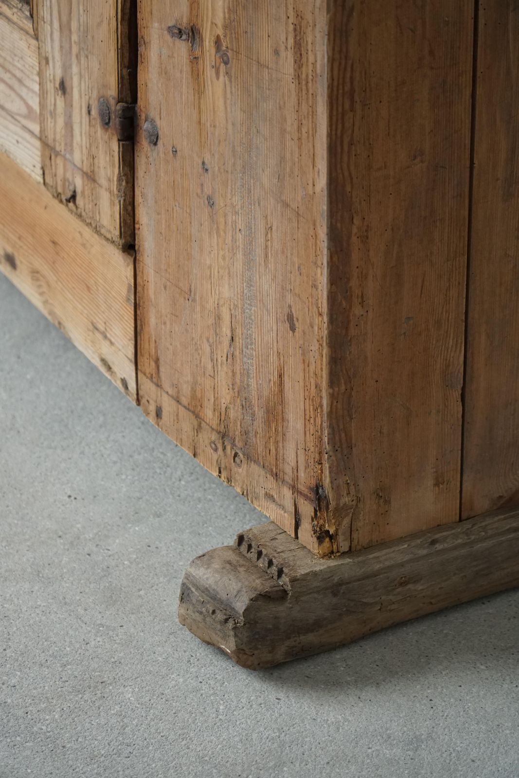 photo vinterior Antique Swedish Primitive Patinated Folk Art Cabinet In Pine, Early 18th Century