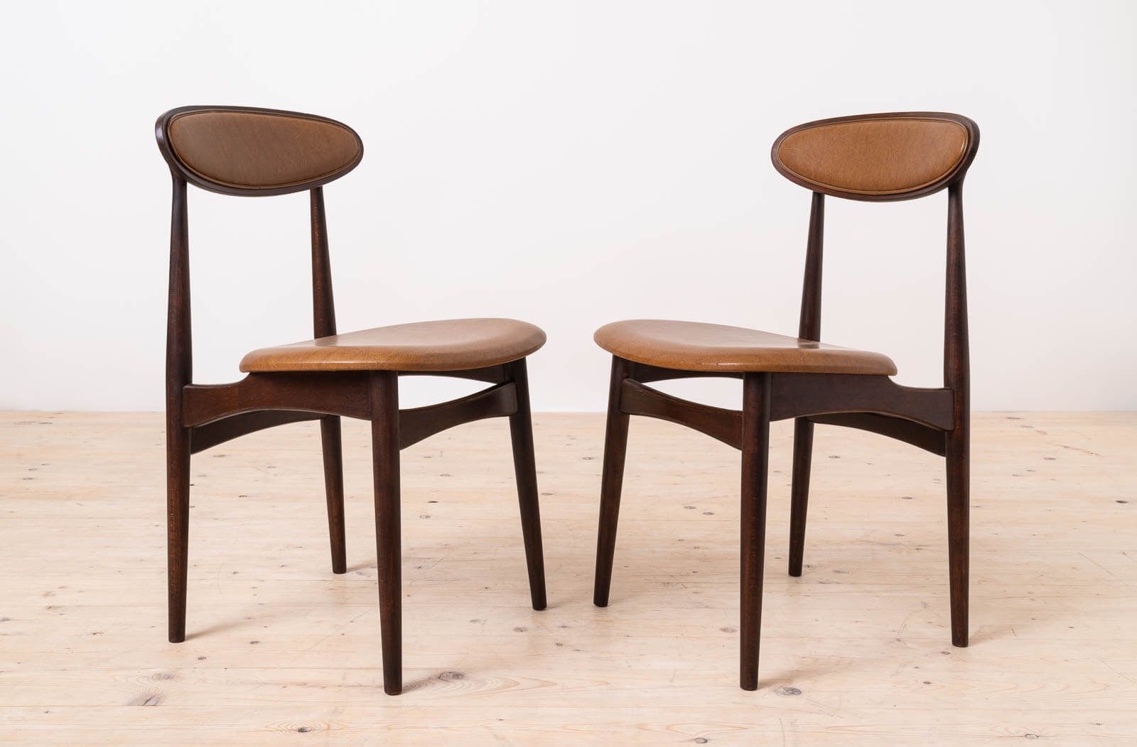 photo furniture Mid Century Modern Dining Set, Round Table With 4 Fredrik Kayser Chairs No. 125b