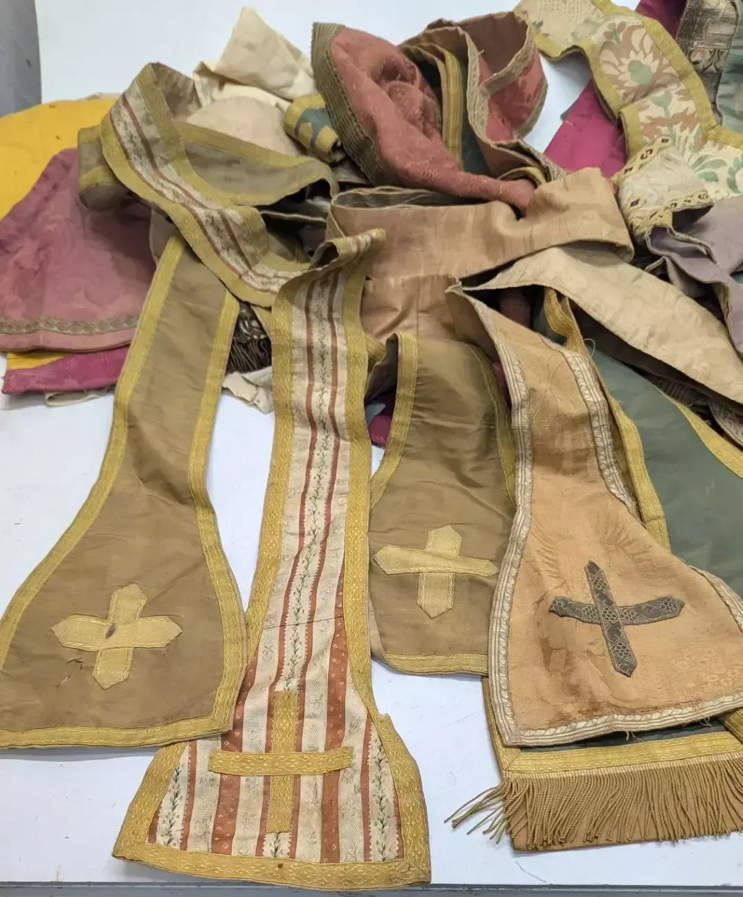 Important Collection Of Embroidered And Woven Liturgical Vestments And Coverings, With Handwritten Provenance – France, 18th–19th Century photo 522.0
