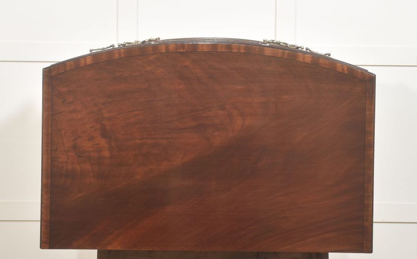 1734.0 George III Style Mahogany Serpentine Chest Of Drawers photo