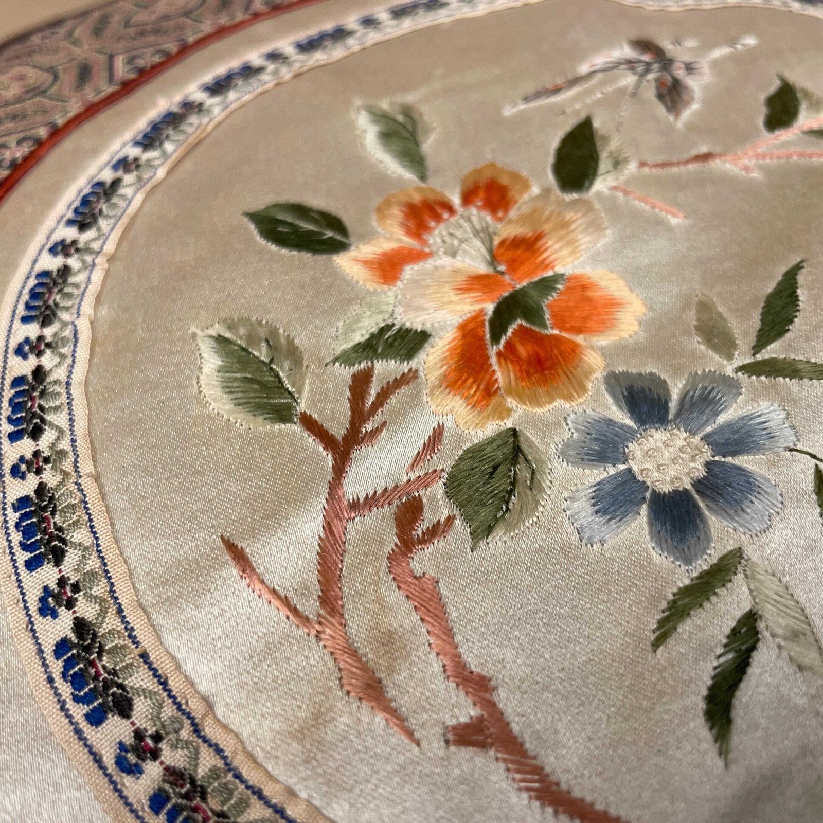 photo vintage Pair Of Antique Oriental Cushion Circle Silk Scatter Pillow Feather Filled Patterned 35cm Traditional Circular Vintage Floral Embroidered