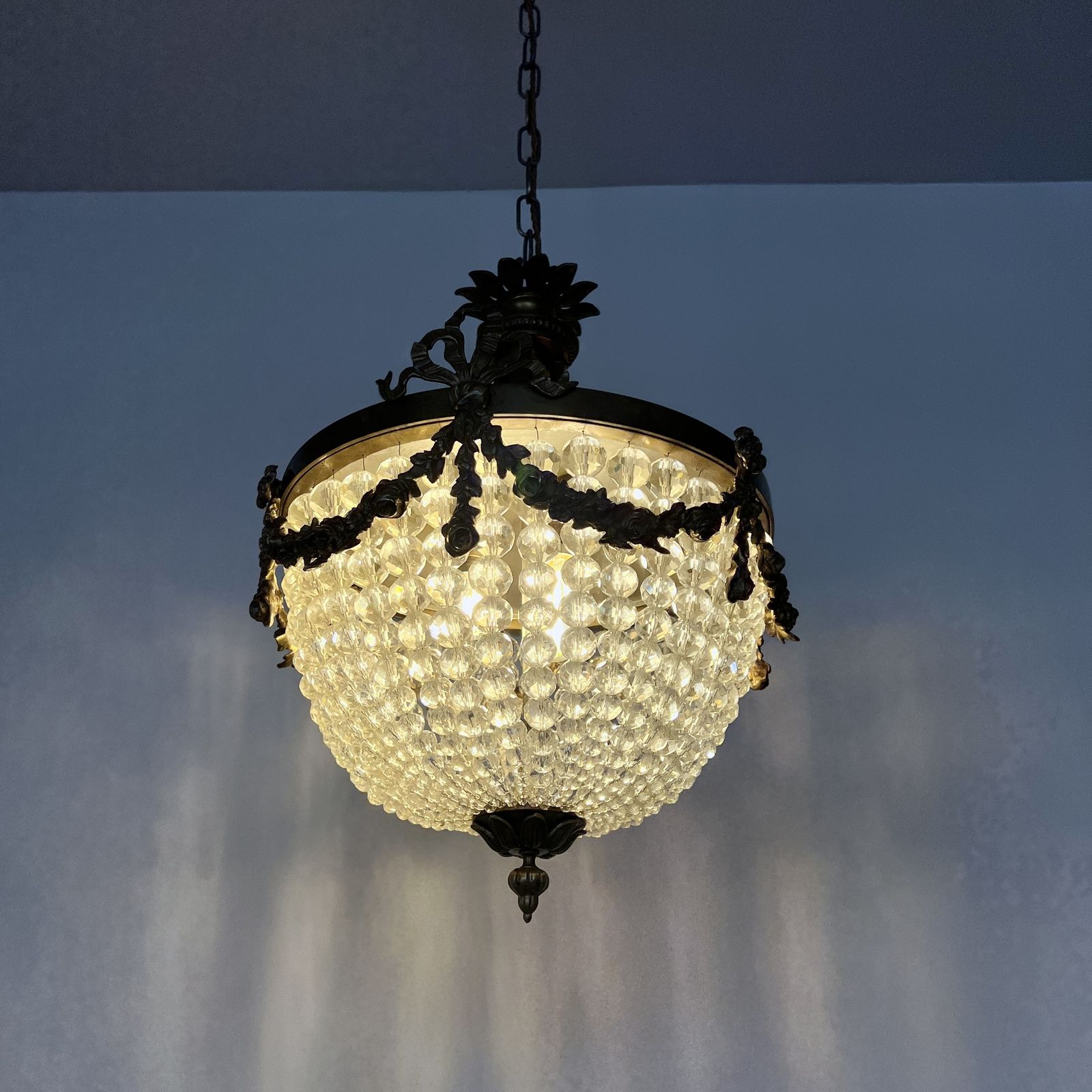 photo vintage Early 20th Century Louis XVI French Basket Chandelier With Cut Glass Beads
