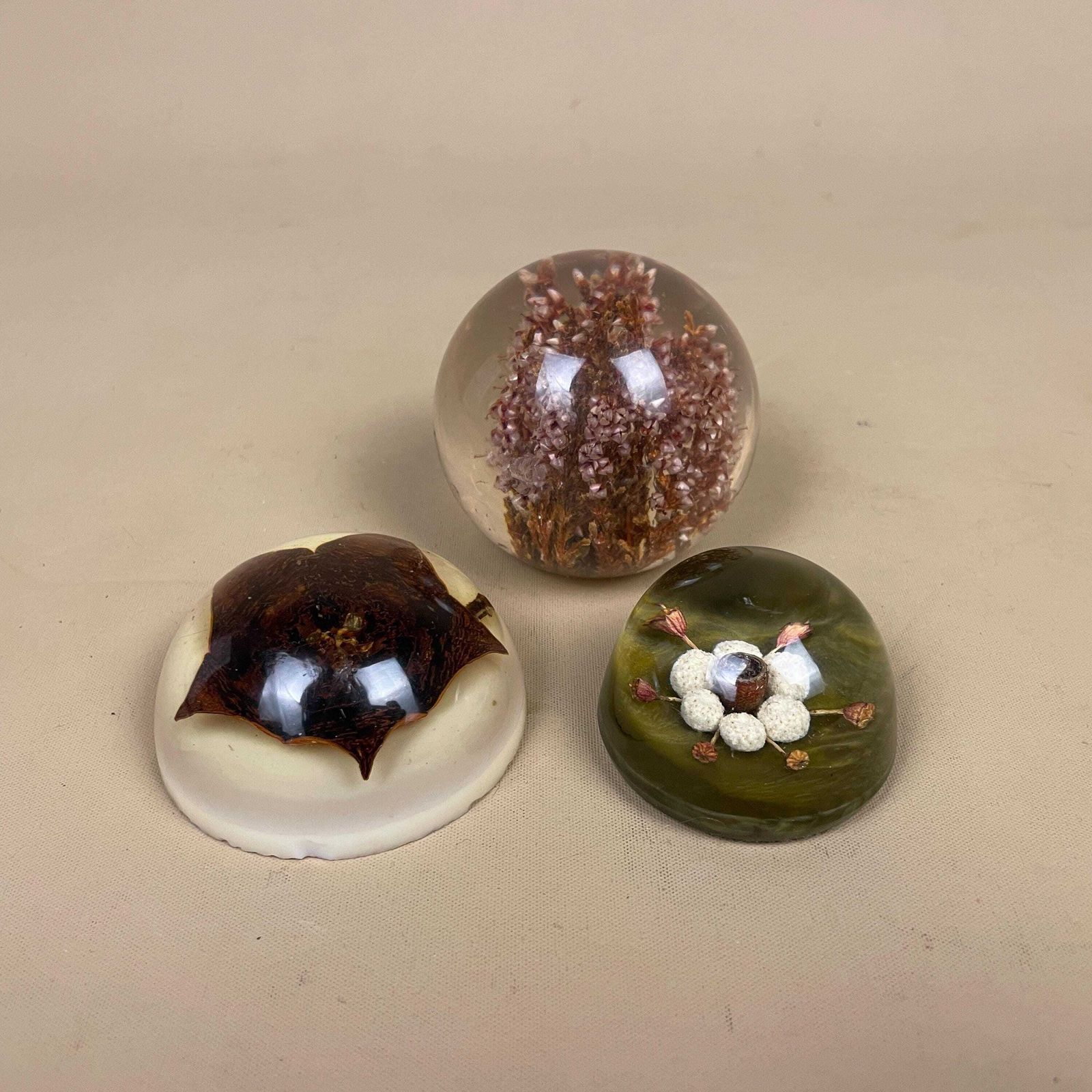 Vintage Resin Flower Paperweights Set Of 3 Clear Dome Desk Decor Mid Century Office Accessories Dried Flower Ornament Retro Home Decor photo furniture