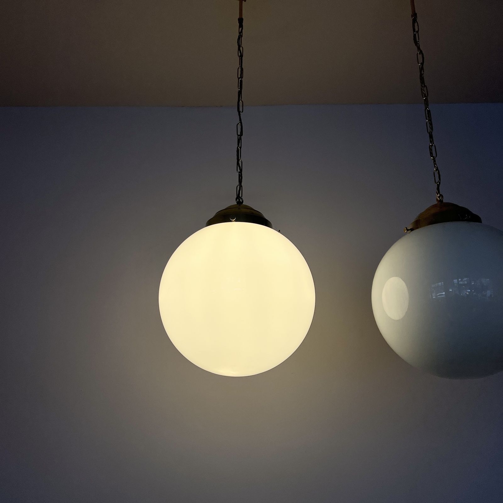 photo vinterior Pair Of Large Early 20th Century English Opaline Glass Shades With New Polished Brass Gallery Fittings