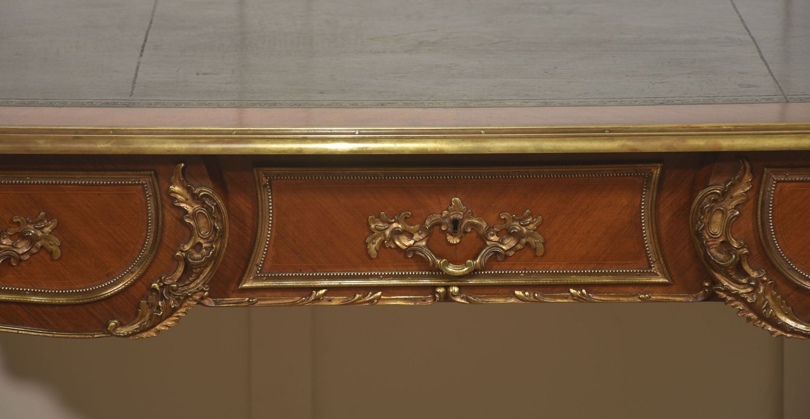 photo vinterior Fine French Louis XV–Style Ormolu Mounted Bureau Plat
