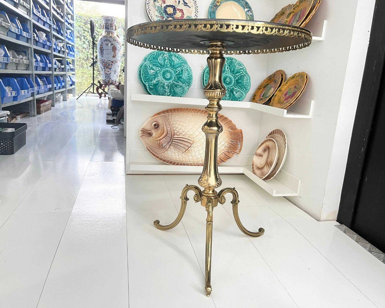Gouden Wijntafel Met Kunstleer | Mid Century Bijzettafel photo Meubels