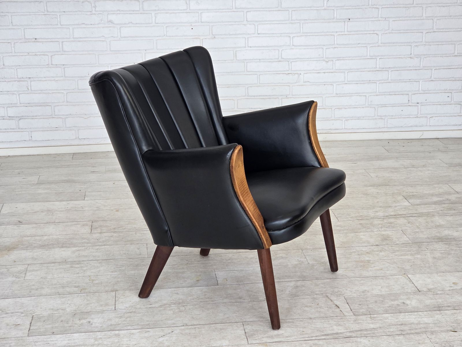 Ca. Jaren 1970, Deens Design Van Svend Skipper, Fauteuil, Model "Teddy", Kunstleer, Teakhout. photo furniture